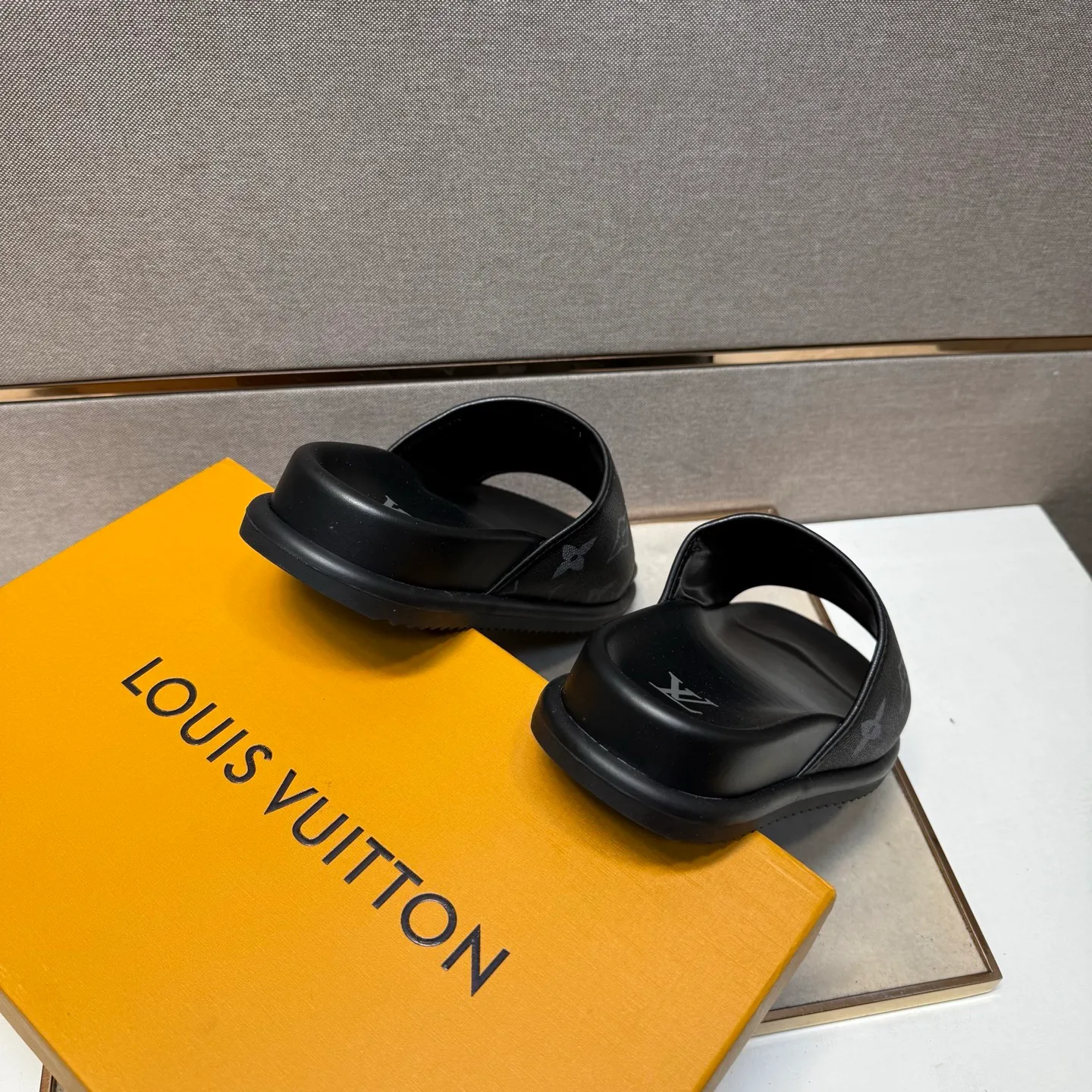 ⬛️Men's shoes 💰p320 [LV～] Men's casual slippers 2025z cabinet sales simultaneously 🔶Size: 38-44 #️⃣ 🔷3 colors🔜The upper is made of multi-material splicing ➕Genuine leather lining, comfortable and breathable, sole: original comfortable and wear-resistant outsole, ⚠️real thing📱photographed🎬real thing is better📢📢📢